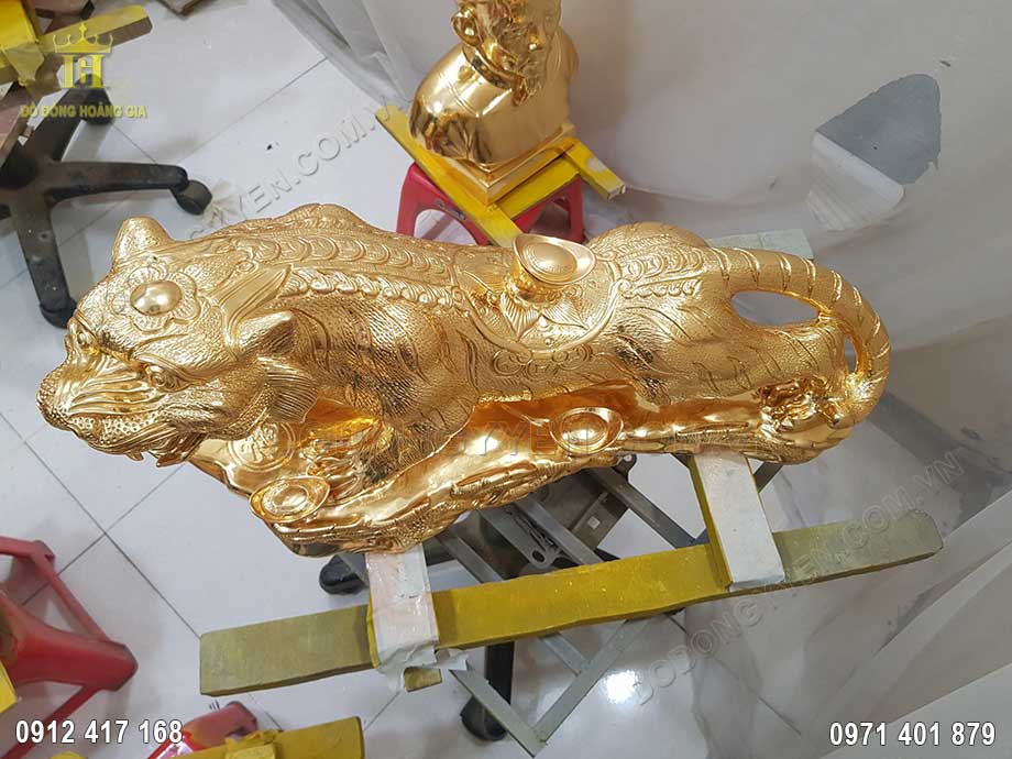Tr&ecirc;n lưng hổ c&otilde;ng đĩnh v&agrave;ng, mang &yacute; nghĩa phong thủy t&agrave;i lộc, may mắn v&agrave;o nh&agrave;
